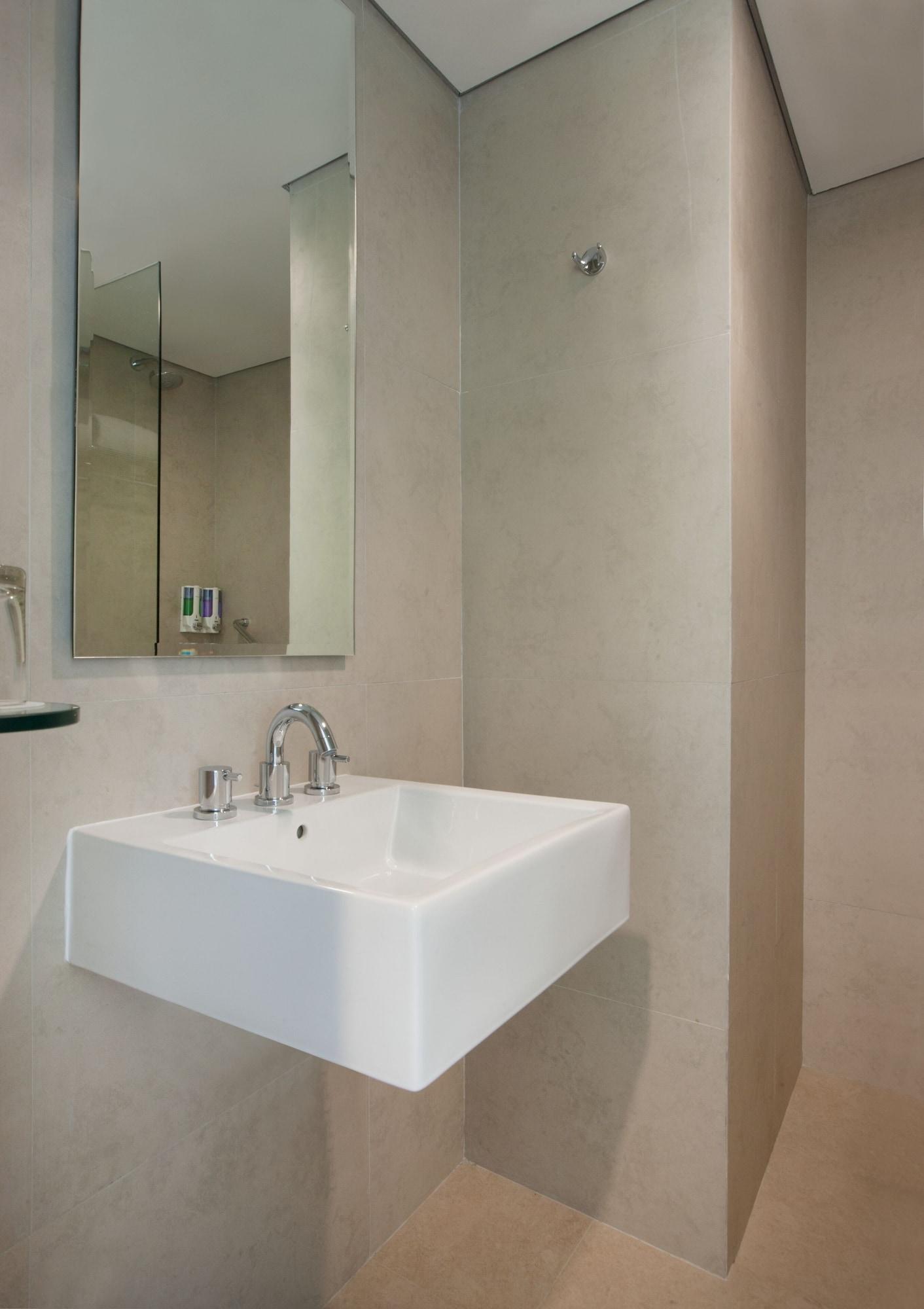 Amaris Hotel Darmo Surabaya Buitenkant foto