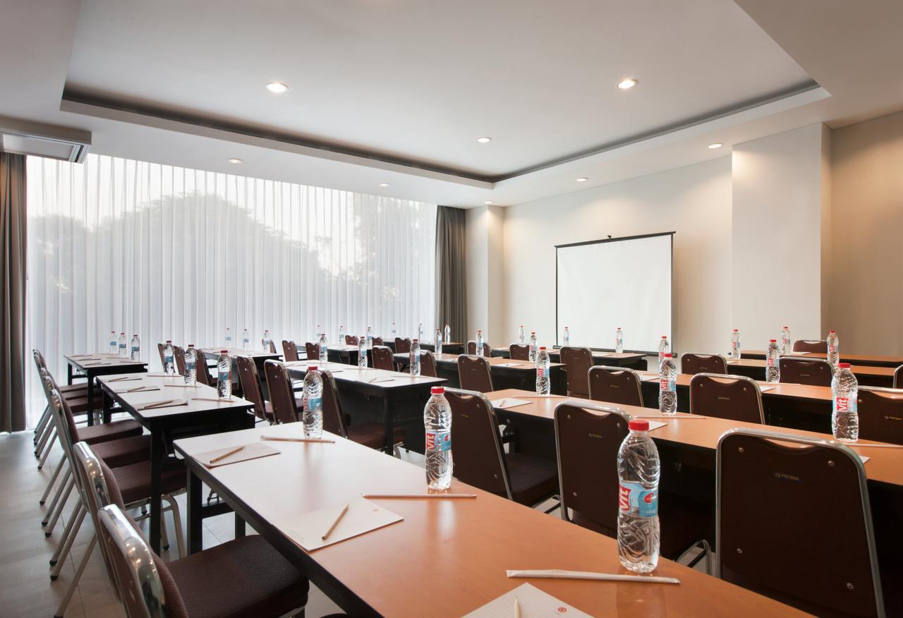 Amaris Hotel Darmo Surabaya Buitenkant foto